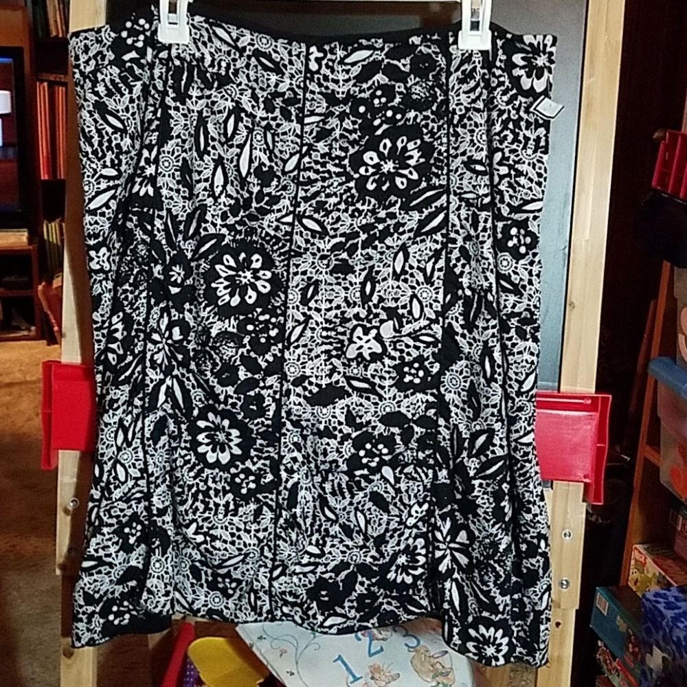 Nine West Black & White Floral Short Lined Skirt